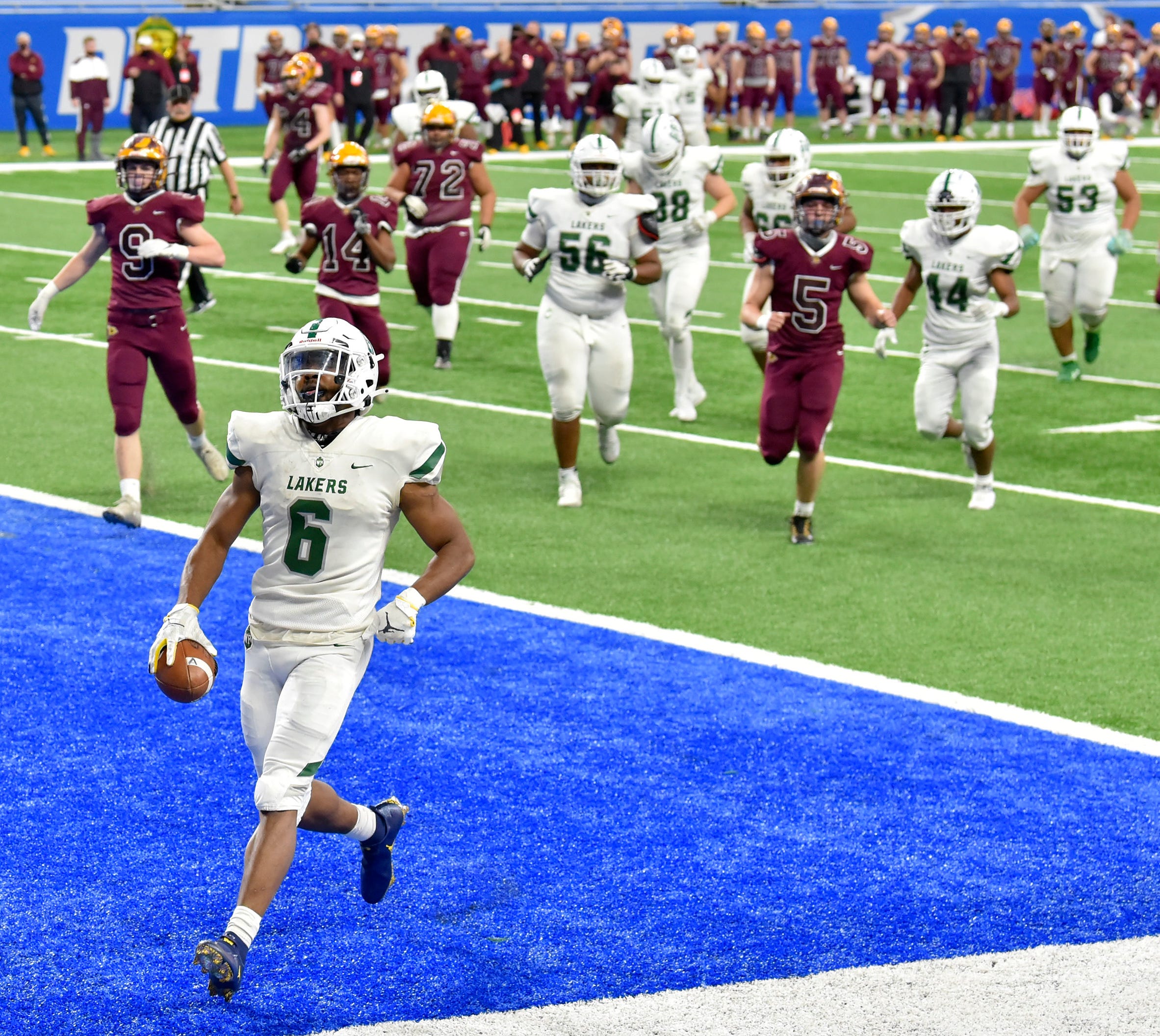 West Bloomfield's Donovan Edwards (6) rushes for a touchdown near the end of the third quarter against Davison High School.