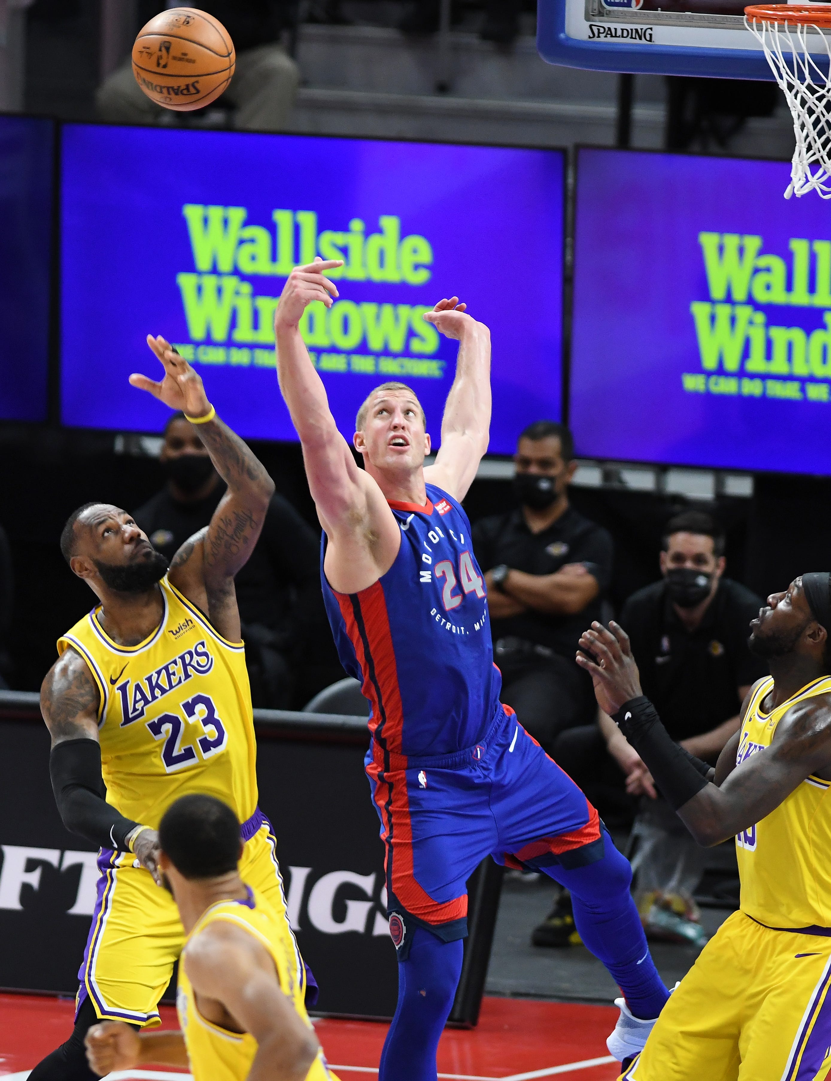 Lakers' LeBron James and Pistons' Mason Plumlee fights for a rebound in the fourth quarter.