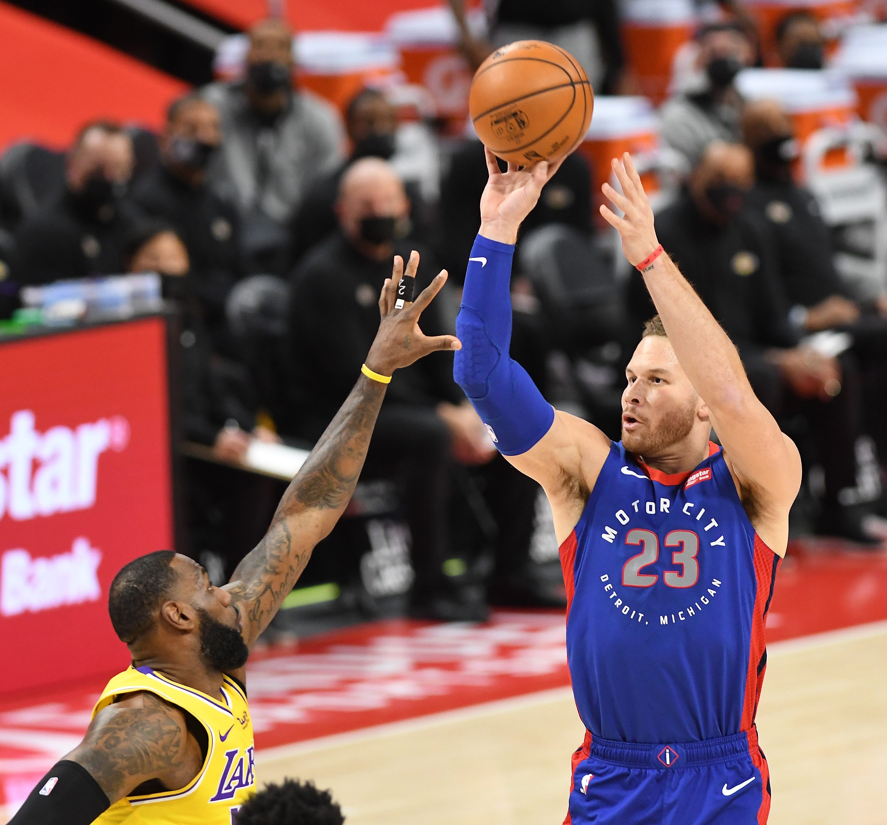 Pistons' Blake Griffin shoots over Lakers' LeBron James in the first quarter.