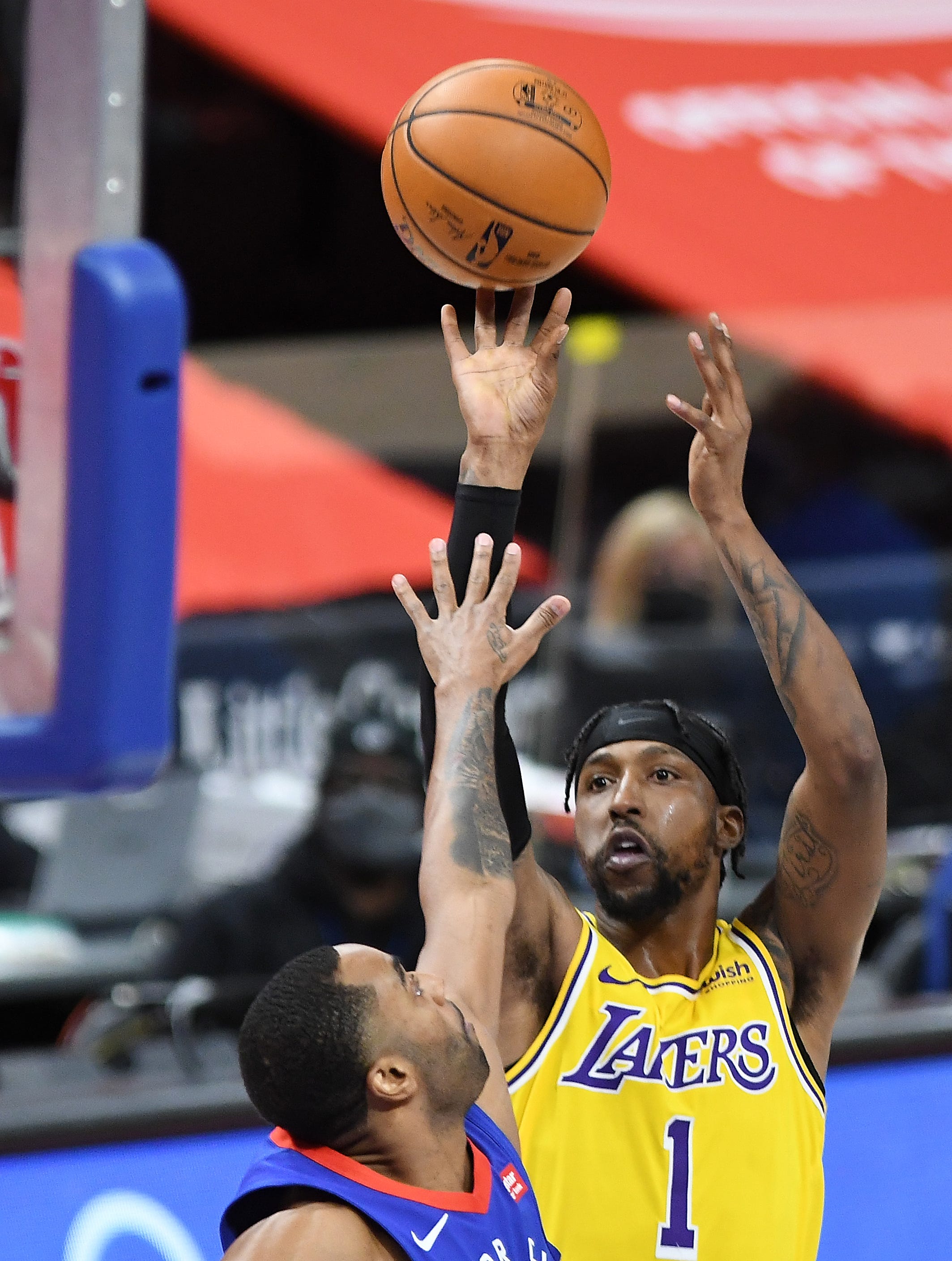 Lakers' Kentavious Caldwell-Pope shoots over Pistons' Wayne Ellington in the third quarter.