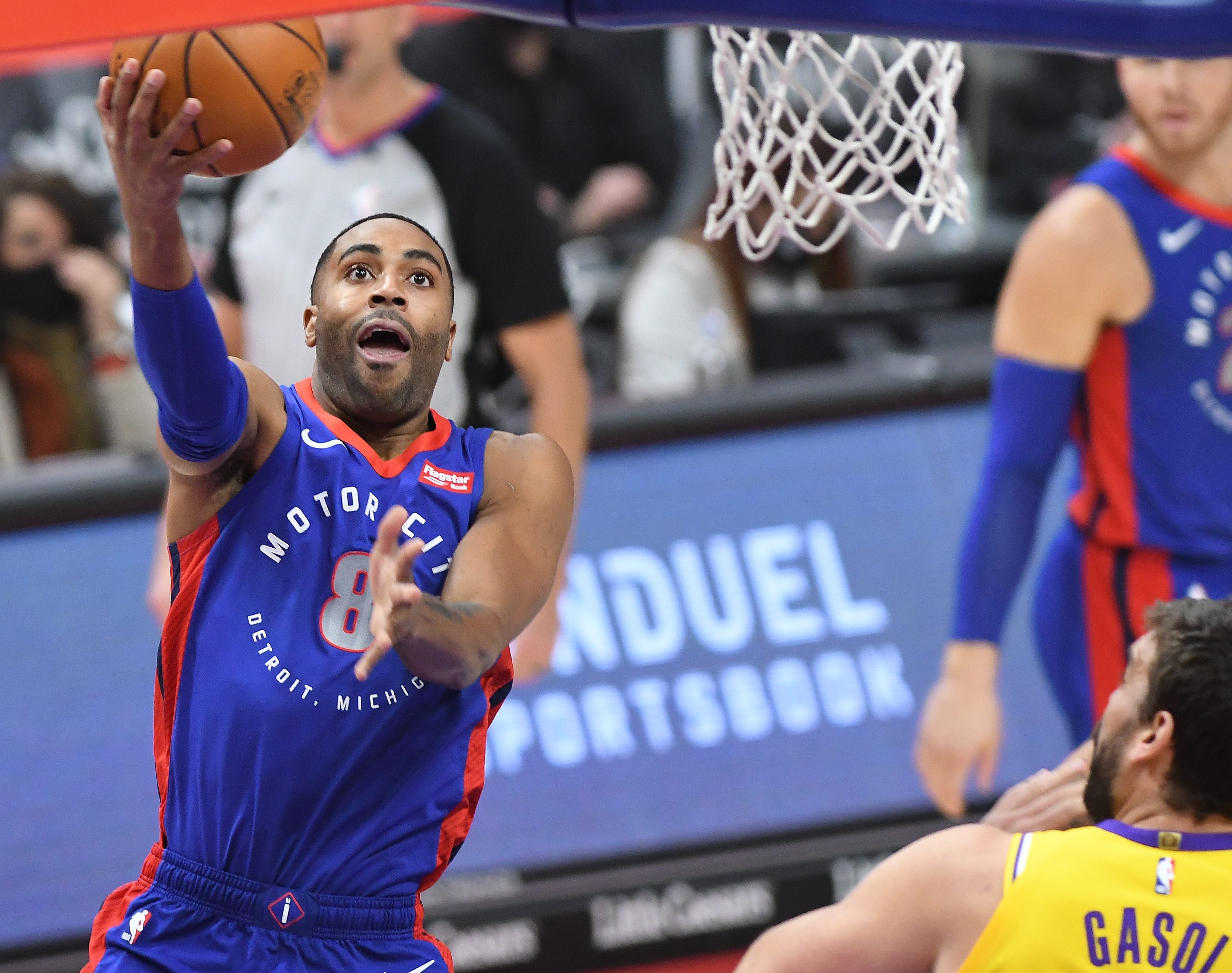 Pistons' Wayne Ellington scores over Lakers' Marc Gasol in the first quarter.