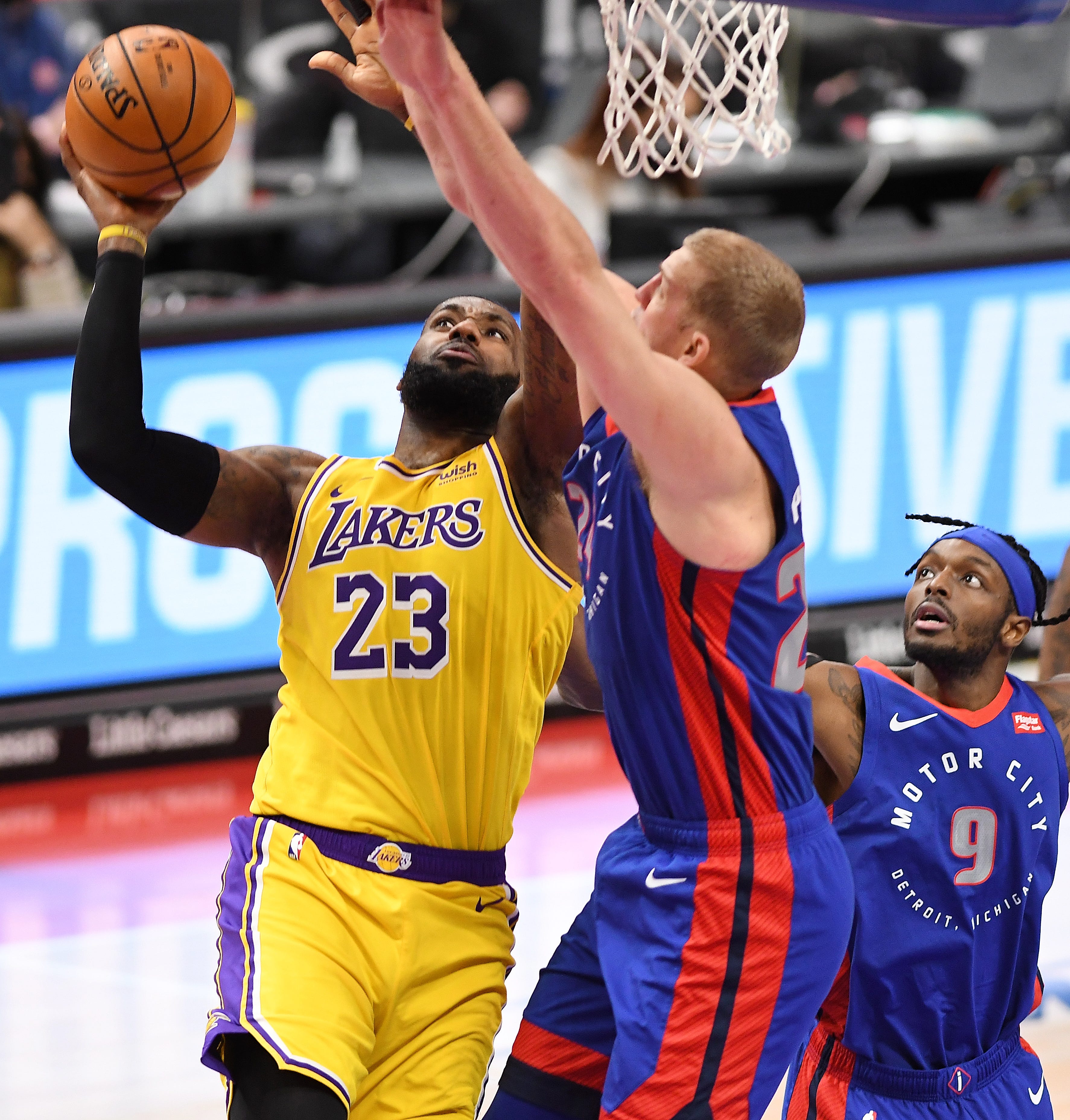 Pistons' Mason Plumlee defends Lakers' LeBron James in the fourth quarter.