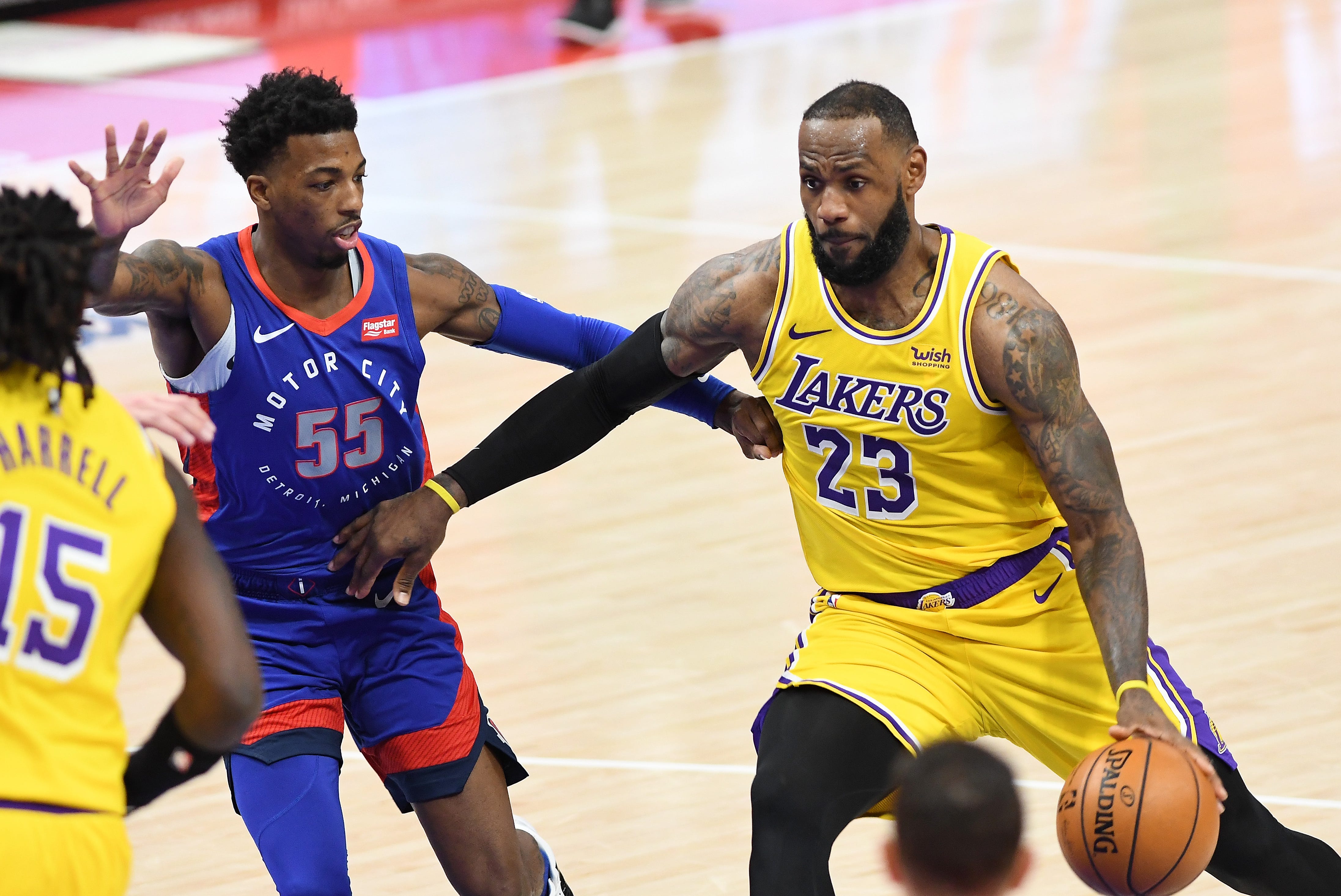 Lakers' LeBron James drives past Pistons' Delon Wright in the fourth quarter.