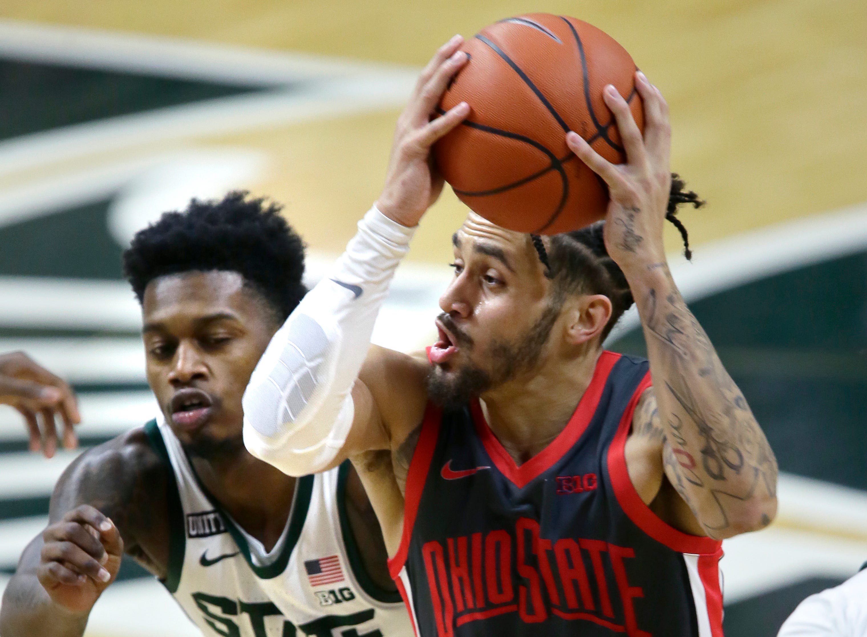 Ohio State guard Duane Washington Jr. drives to the basket against Michigan State guard Rocket Watts during the first half.