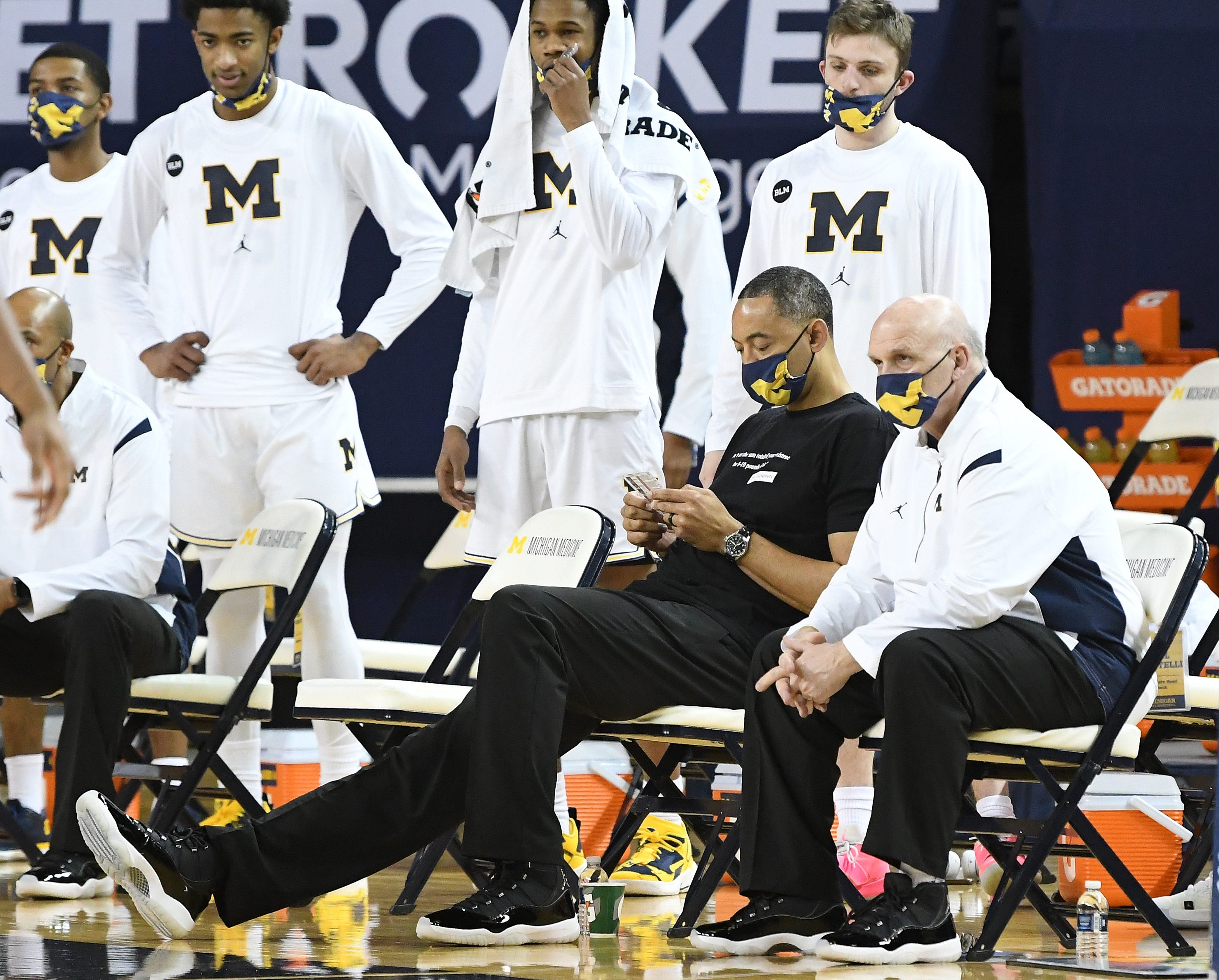 Michigan coach Juwan Howard and assistant coach 
Phil Martelli on the sidelines before the Wolverines take on Illinois at Crisler Center.