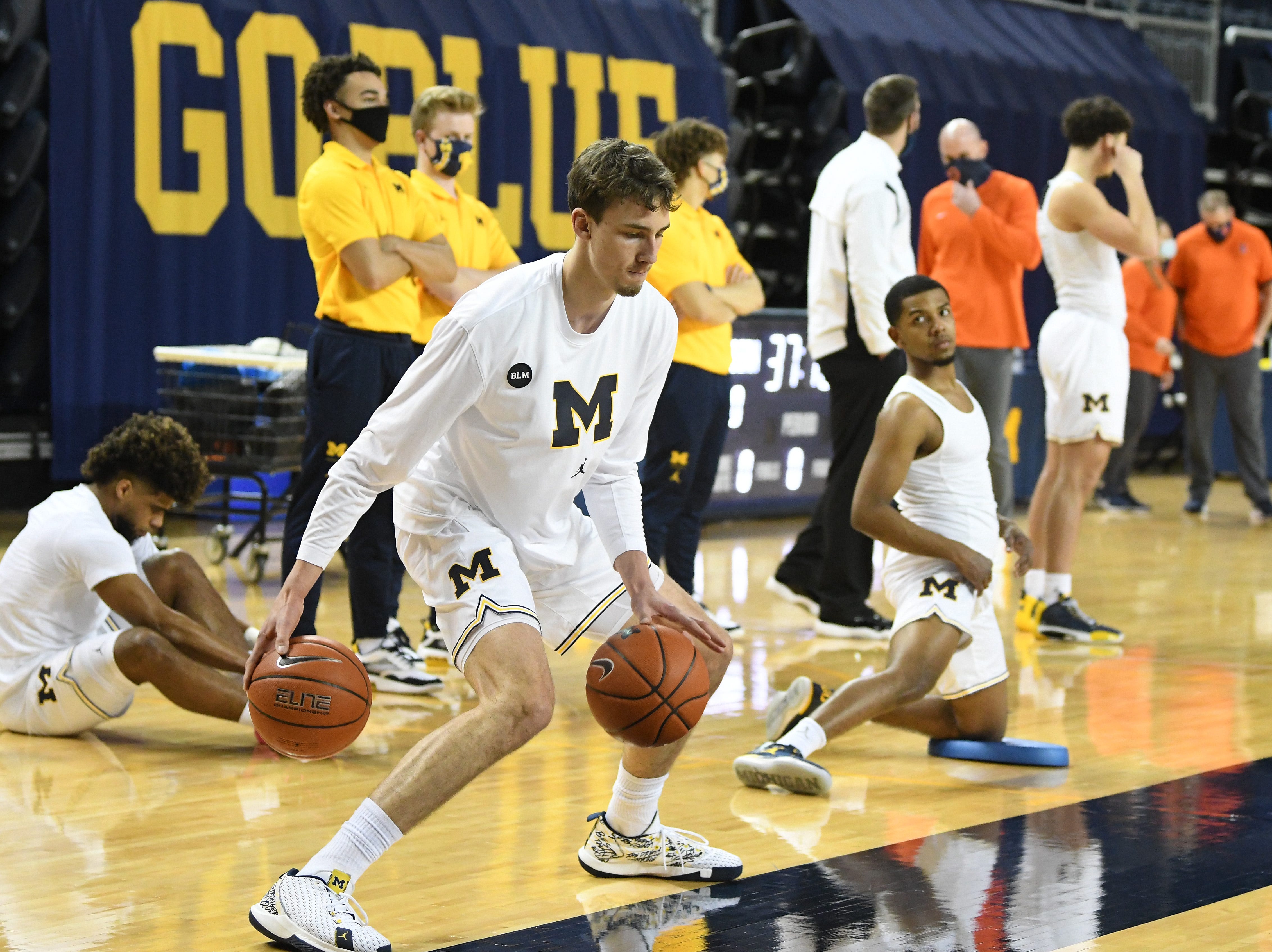 Michigan's  Franz Wagner warms up before the game against Illinois.