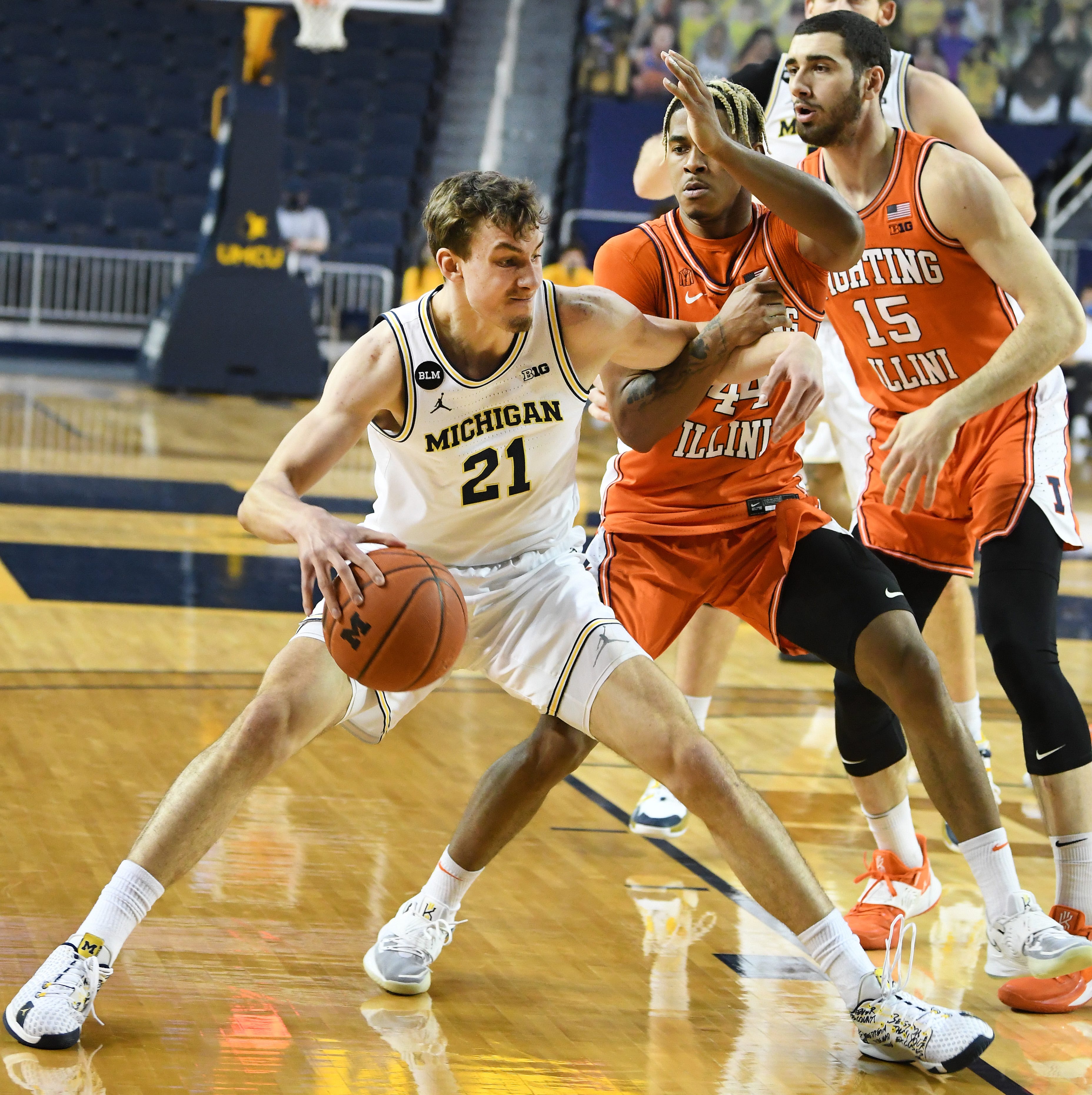 Michigan's Franz Wagner works the ball upcourt in the first half.