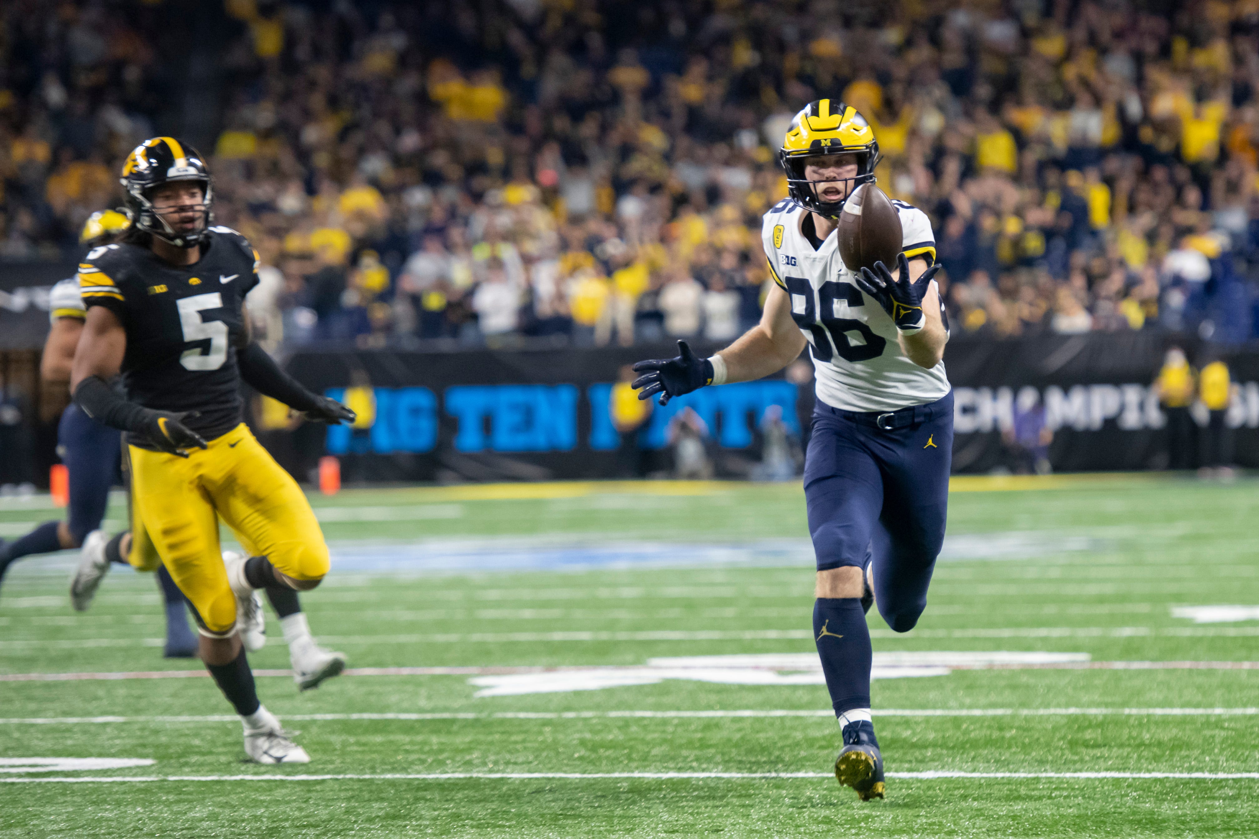 Michigan tight end Luke Schoonmaker hauls in a pass during the fourth quarter.