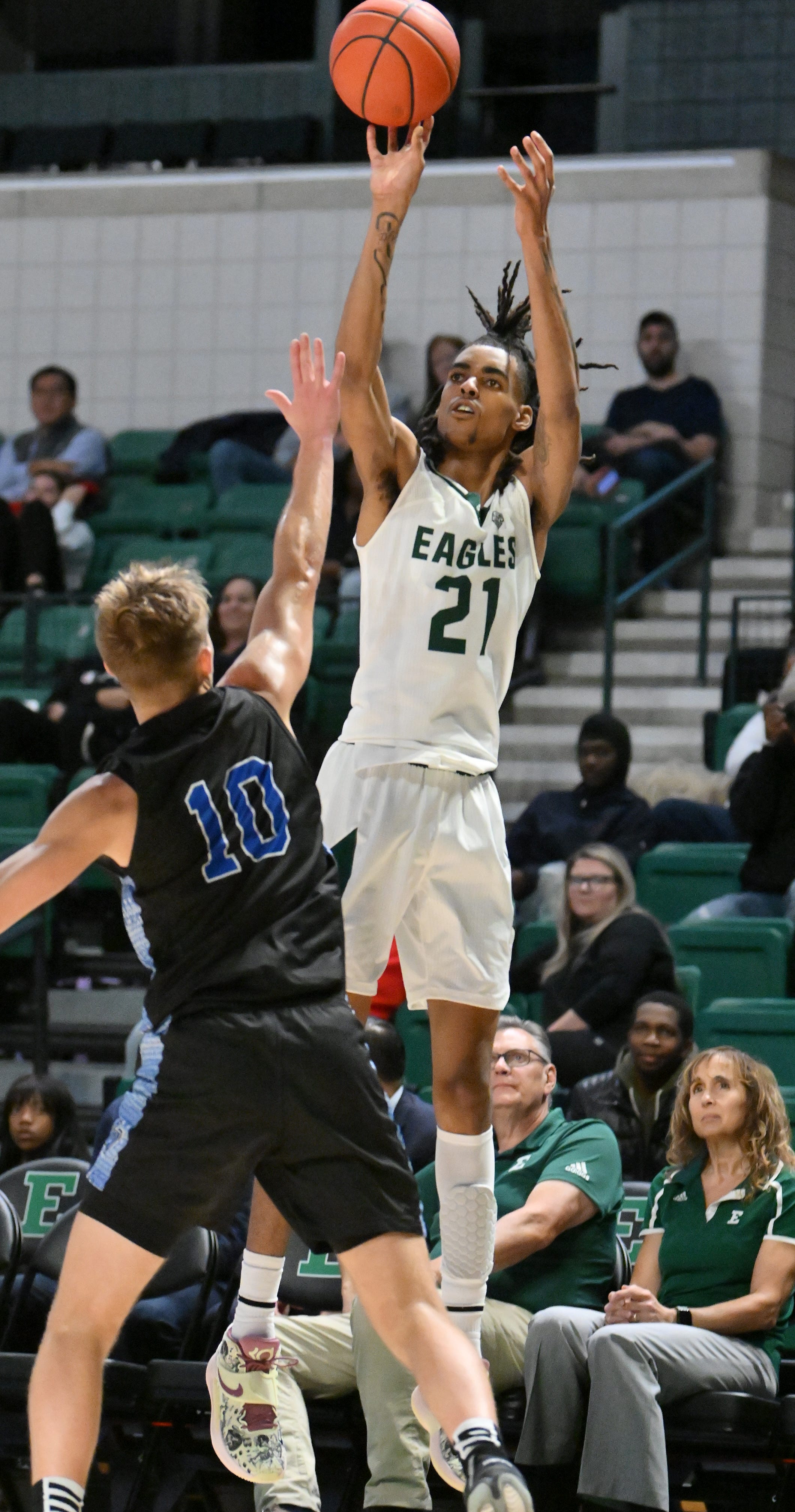 Eastern guard Emoni Bates (21) shoots over Grand Valley guard Luke Toliver (10) in the first half.  Eastern vs Grand Valley in men's basketball exhibition at George Gervin GameAbove Center at Eastern Michigan University in Ypsilanti, Mich. on Oct. 27, 2022.
