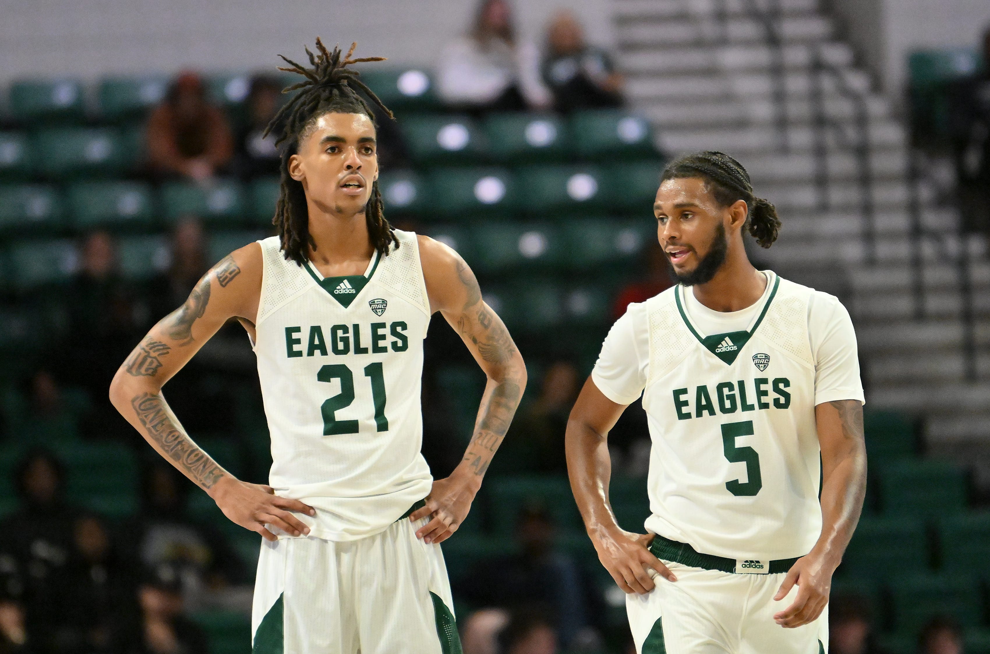 Eastern guard Emoni Bates (21) and Tyson Acuff (5) in the first half.  Eastern vs Grand Valley in men's basketball exhibition at George Gervin GameAbove Center at Eastern Michigan University in Ypsilanti, Mich. on Oct. 27, 2022.